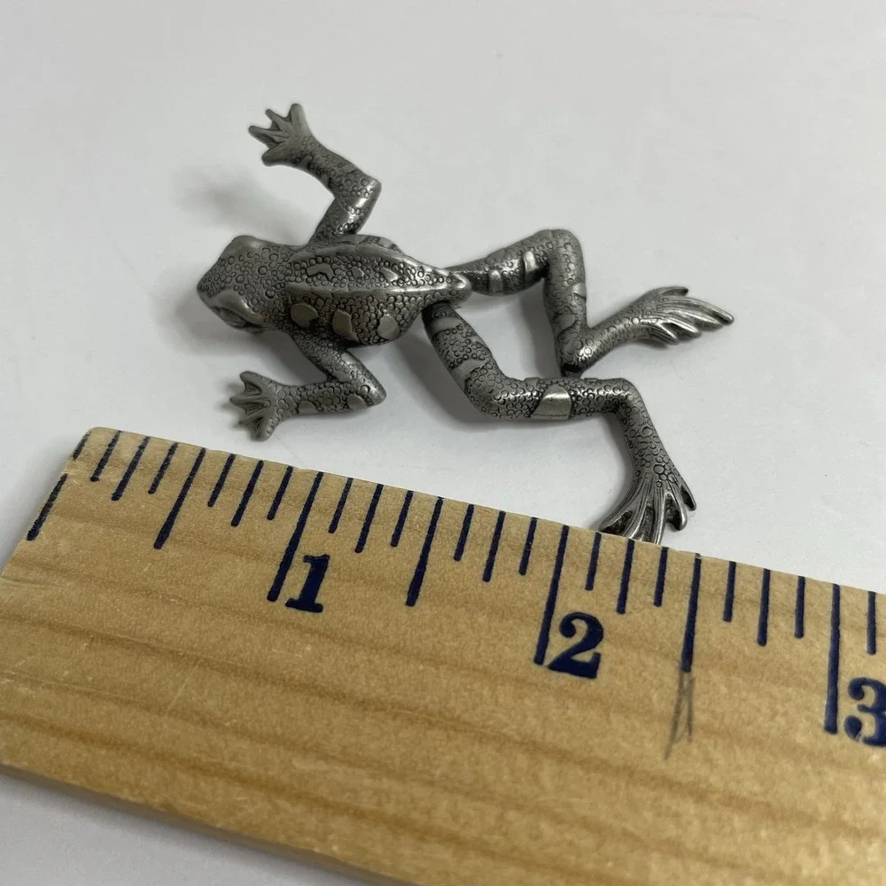 FROG  JJ Jonette Jewelry Brooch Pin Silver Tone with Moving Legs Vintage